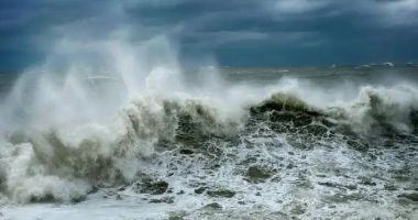 Stire din Social : Temperaturile record ar putea aduce în Marea Neagră furtuni cu valuri de 12 metri și vânt peste 140 km/h