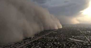 Stire din Actualitate : O furtună gigant a măturat orașul Phoenix din SUA, pe o distanță de 80 km
