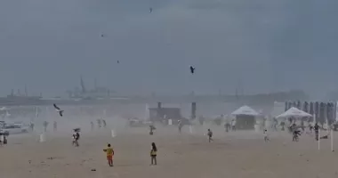 Stire din Social : Furtună de nisip pe plaja din Eforie Nord. Turiștii au fugit de pe plajă în timpul Codului Galben