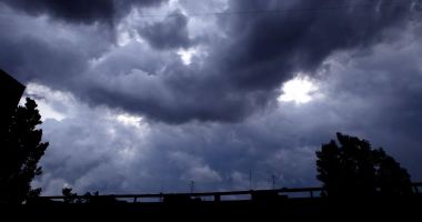 INFORMARE METEO DE VREME REA! PLOI TORENȚIALE, CU TUNETE ȘI FULGERE