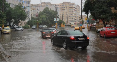 Stire din Social : ANM. Informare meteo de ploi abundente și vânt puternic în următoarele două zile