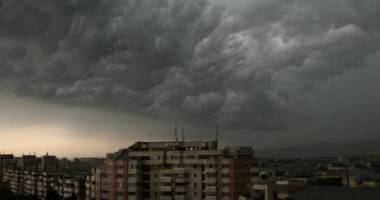 Cod galben de ploi torențiale și furtuni, prelungit pentru 32 de județe