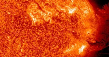 Stire din Social : Pământul va fi lovit astăzi de o puternică explozie solară