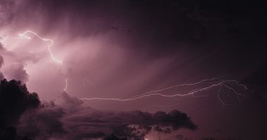 Stire din Social : Meteorologii anunță două săptâmâni cu fenomene meteo extreme