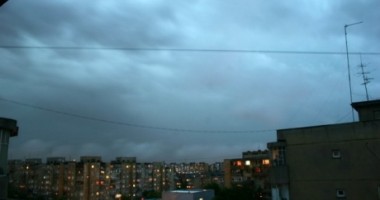 Furtuna a făcut prăpăd în București. O persoană a murit