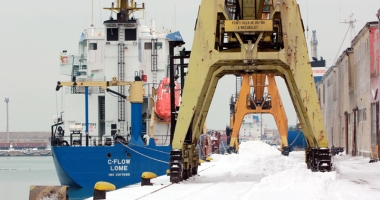 Stire din Economie : Porturile maritime românești, paralizate de furtună