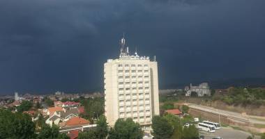 Stire din Social : Cod galben de ploi torențiale și grindină