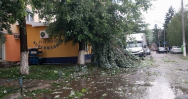 Stire din Social : PLANUL ROȘU DE URGENȚĂ, activat / O persoană a murit, mai multe sunt rănite în urma unei furtuni puternice