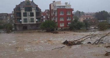 Stire din Eveniment : Mai multe stațiuni de la Marea Neagră au fost distruse de viituri. Ploile torențiale au făcut prăpăd în Bulgaria