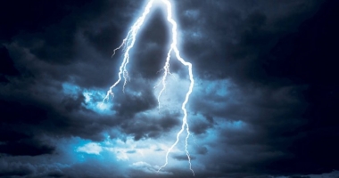 Suntem sub avertizare METEO! Weekend cu ploi torențiale, descărcări electrice și grindină