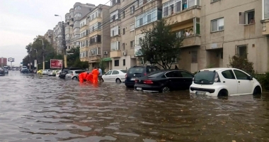 Stire din Social : Vijelii și inundații la Constanța. A plouat într-o zi cât pentru o lună