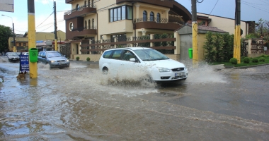Furtuni și ploi, astăzi, la Constanța