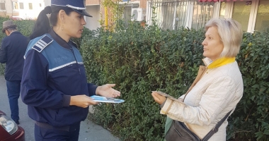 Stire din Eveniment : Furturile  din autoturisme și locuințe, prevenite  de polițiști  prin pliante