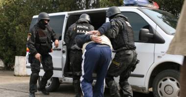 Stire din Eveniment : Furturi din Portul Constanța. Percheziții cu mascații la suspecți