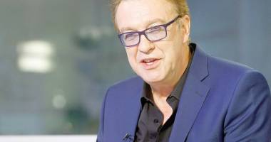 Stire din Monden : S-a ridicat pe marginea patului și a băut singur ceai!