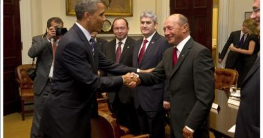 GALERIE FOTO / Gabriel Oprea ar fi trucat o poză ca să pară că a dat mâna cu Barack Obama. A cui e mâna de fapt - 2