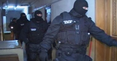 Stire din Actualitate : Gafă de proporții uriaşe. Polițiști cercetați după ce au descins la adresa greşită