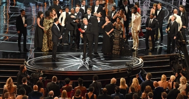 Stire din Cultură-Educație : Galerie foto - video. Oscar 2017. Gafă uriașă la premiile Oscar: Au greșit anunțul pentru Cel mai bun film
