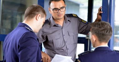 Stire din Eveniment : Gafe incredibile la încadrările din sursă externă. Candidați respinși, dar trecuți mai departe, CNP-uri publicate pe site