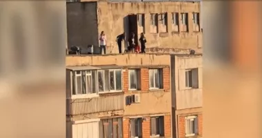 Stire din Eveniment : Pericol extrem! Minorii care au transformat acoperișurile unor blocuri turn în „loc de joacă”
