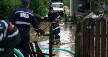 Stire din Diverse : Furtună devastatoare! Patru morți, 17 localități inundate