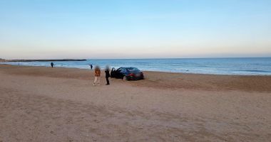 GALERIE FOTO. Şoferiţă amendată cu peste 10.000 lei pentru că a intrat cu maşina pe plajă - 2