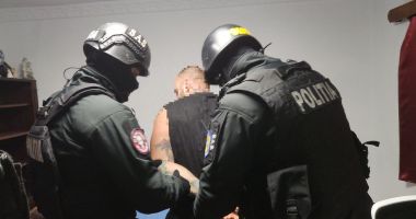 GALERIE FOTO şi VIDEO. Bărbatul care a ameninţat un poliţist pe Facebook, reţinut miercuri dimineaţă - 2