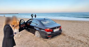 Stire din Social : GALERIE FOTO. Şoferiţă amendată cu peste 10.000 lei pentru că a intrat cu maşina pe plajă