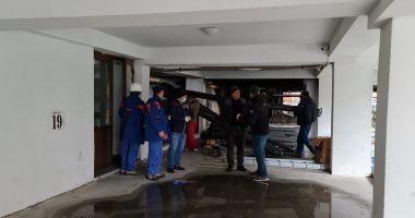 GALERIE FOTO. Au început demersurile pentru refacerea instalaţiilor la blocul afectat de incendiu - 5