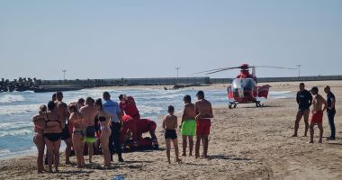 GALERIE FOTO. Elicopterul SMURD pe plaja Neptun. Un bărbat scos din valuri - 2