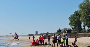GALERIE FOTO. Elicopterul SMURD pe plaja Neptun. Un bărbat scos din valuri - 3