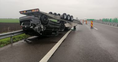 GALERIE FOTO. Accident pe Autostrada Soarelui. O remorcă încărcată cu două autoturisme s-a răsturnat - 2