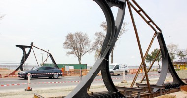 Stire din Constanța focus : A început montarea pasarelelor pietonale din Mamaia. Cum vor arăta construcțiile - Galerie FOTO
