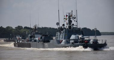 Galerie foto. Două vedete blindate, instrucție pe fluviul Dunărea - 1