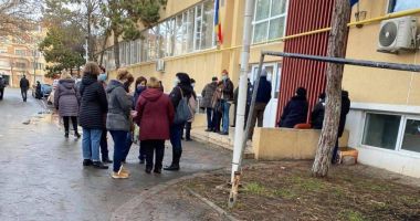 Stire din Social : GALERIE FOTO / Vaccinurile anti-COVID, epuizate, la Constanţa