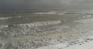 Galerie foto / Spectaculos. Marea Neagră a înghițit plaja de la Eforie - 3