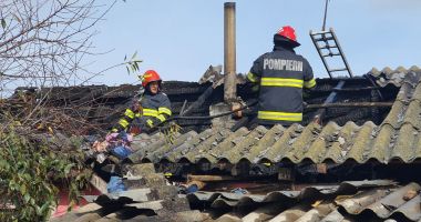 GALERIE FOTO. Casă distrusă de flăcări, în judeţul Constanţa - 2
