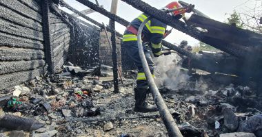 GALERIE FOTO. Casă distrusă de flăcări, în judeţul Constanţa - 3