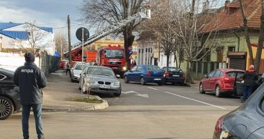 Stire din Eveniment : GALERIE FOTO. Incendiu la o casă din centrul Constanţei