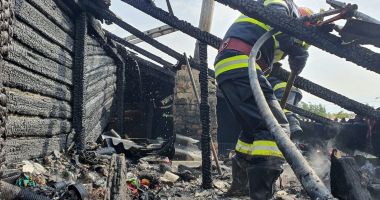 GALERIE FOTO. Casă distrusă de flăcări, în judeţul Constanţa - 4