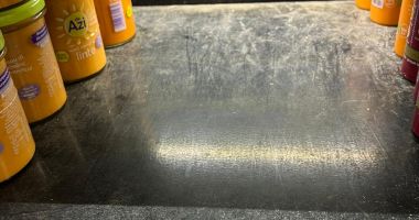 GALERIE VIDEO-FOTO. Mizerie de nedescris, descoperită de comisarii OPC în două supermarketuri din Constanţa - 3