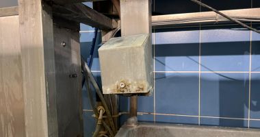 GALERIE VIDEO-FOTO. Mizerie de nedescris, descoperită de comisarii OPC în două supermarketuri din Constanţa - 8
