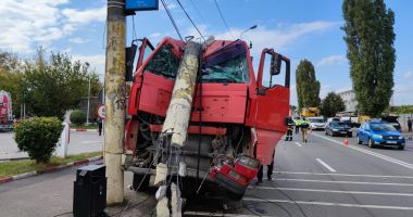 GALERIE FOTO. Accident grav la Constanţa. Un tir a dărâmat un stâlp, pe bulevardul Aurel Vlaicu - 2