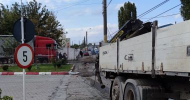 GALERIE FOTO. Accident grav la Constanţa. Un tir a dărâmat un stâlp, pe bulevardul Aurel Vlaicu - 3