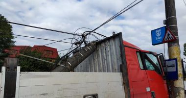 GALERIE FOTO. Accident grav la Constanţa. Un tir a dărâmat un stâlp, pe bulevardul Aurel Vlaicu - 4