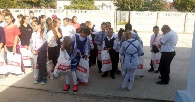 Stire din Cultură-Educație : Găleți de rechizite pentru elevii din comuna Târgușor