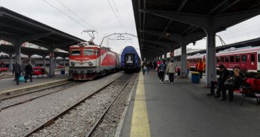 Stire din Eveniment : Circulația trenurilor, afectată după ce linia de contact a căzut pe locomotiva unui tren, în Gara de Nord
