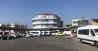 Mizerie, peroane cu iz de bodegă, maidanezi, trotuare sparte - autogările Constanței - 4