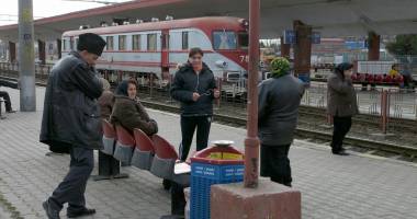 Stire din Social : Iarna face ravagii!Trenuri întârziate din cauza poleiului