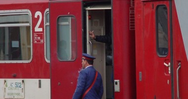 Stire din Economie : CFR a suplimentat numărul de trenuri pe ruta Constanța - Mangalia, după închiderea podului Agigea